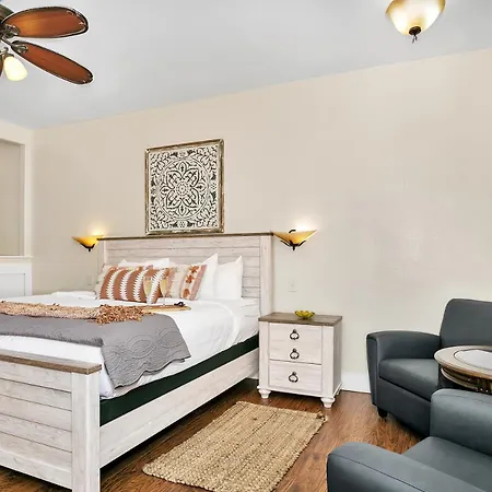 Main Street Retreat #22 - King Bed, On Main St, Shared Hot Tub & Pool Appartement